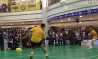 李宗伟VS盖德 商场里的表演赛 羽毛球比赛视频