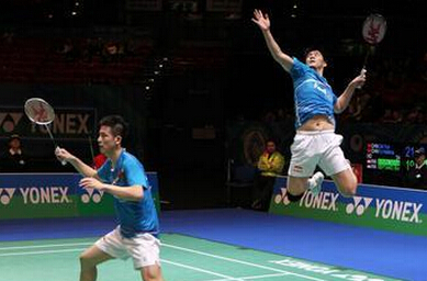 跳杀取决你与球的位置关系 - 爱羽客羽毛球网