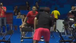 探营世锦赛国羽赛前训练，张楠和队友隔着凳子练平抽