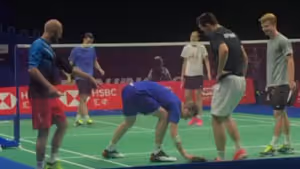 安赛龙简直贴心boy！队友摔倒赶紧拿抹布去擦地