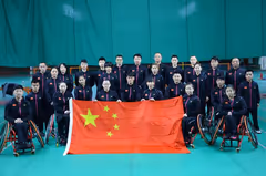 中国残疾人羽毛球队出征土耳其 董炯任教练