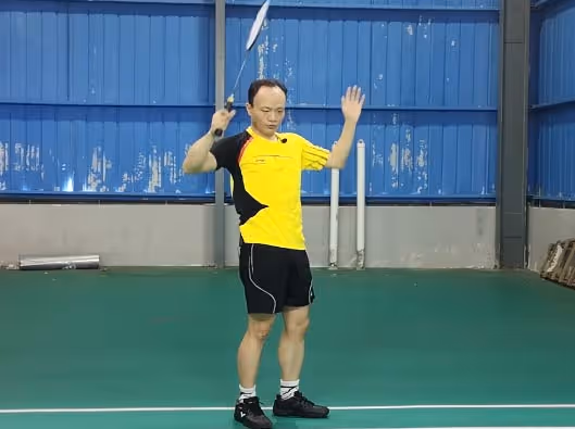 高远球过顶时已被动，该如何发力回球？
