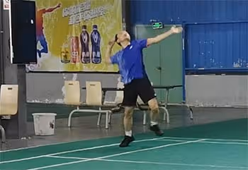 底线球很容易被动？初学者必会这2种后退步法！