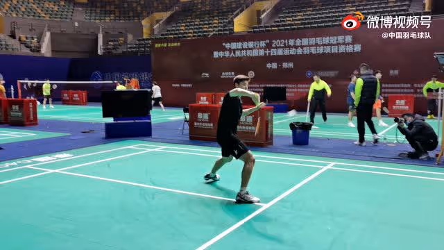 全运会羽毛球资格赛 赛场上的小石头