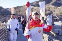 杭州姑娘陈雨菲举起了北京冬奥会火炬 为中国选手加油