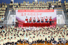 激扬青春力量 激励苏杯备战 中国羽毛球队举行走进校园公益活动