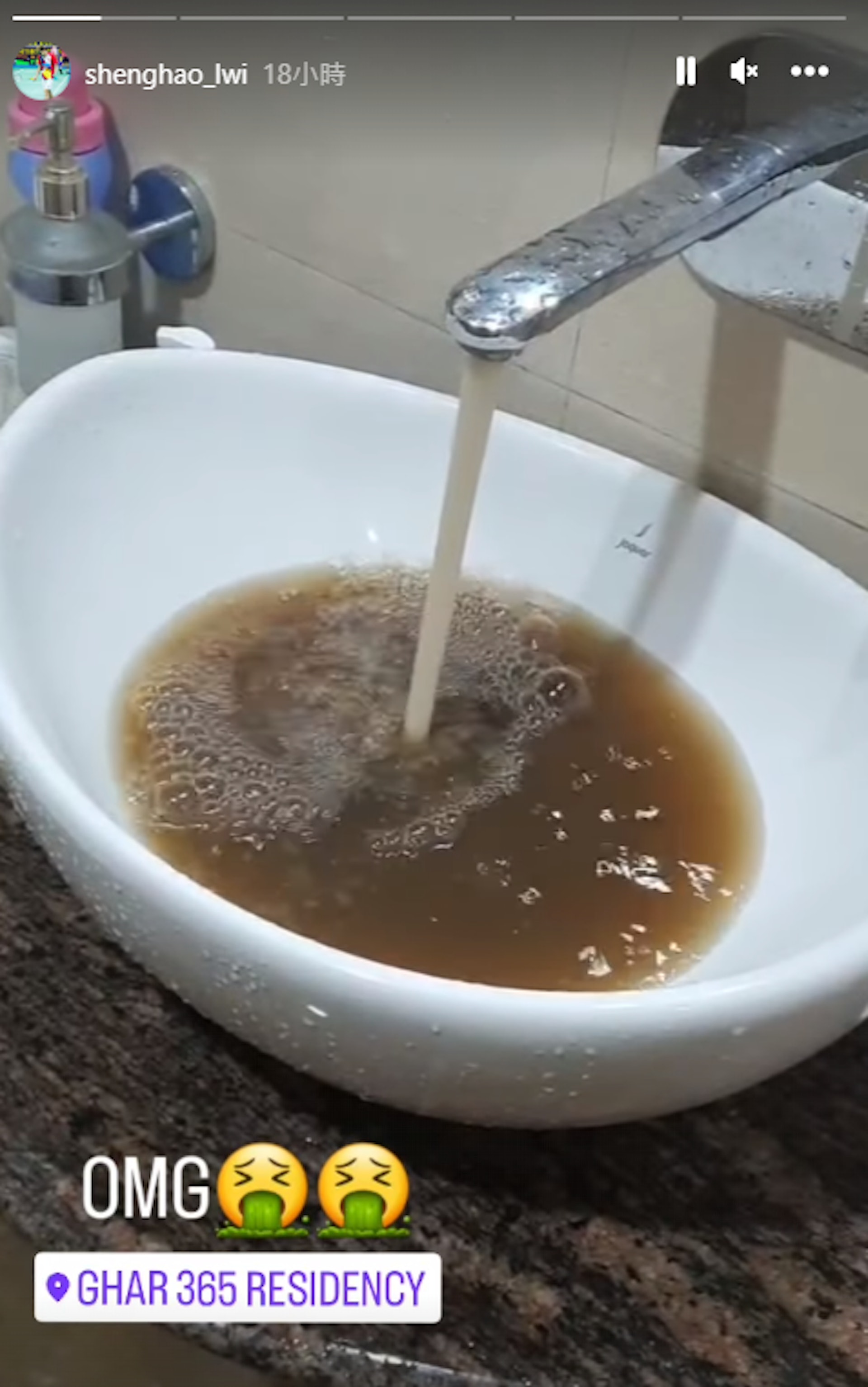 厌恶！印度小大师赛旅馆水龙头喷出乌色粪便状液体