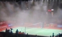 印尼大师赛现场起火 浓烟滚滚比赛被迫暂停