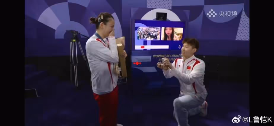 刘雨辰求婚花束被调侃太小  原来是花迟到了