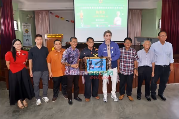 陳堂杰風光返母校 師生夾道熱烈歡迎
