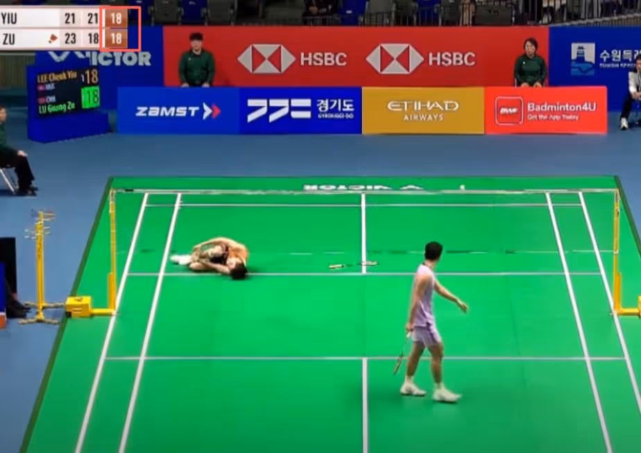 不可思议！李卓耀崴脚疼到打滚，仍2-1陆光祖！ 2025韩国公开赛 男单1/16决赛视频