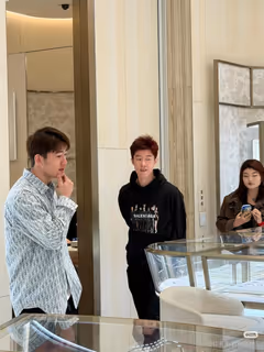 王昶今天被网友拍到陪女友逛街