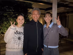 志田千阳松山奈未再相聚 与恩师中岛庆合影