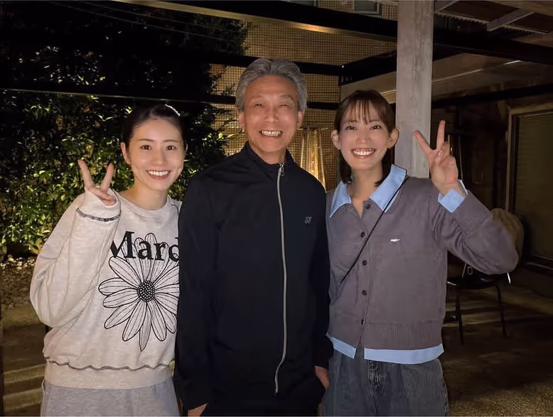 志田千阳松山奈未再相聚 与恩师中岛庆合影