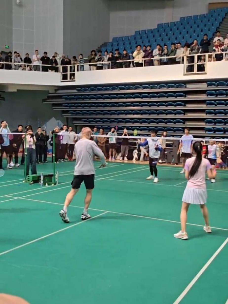 石宇奇清华大学行 模仿安赛龙摇摆发球