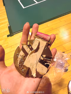 借奖牌展览归还竟满布胶纸痕！吴芷柔斥“太过分”