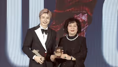 石宇奇荣获“2025年度最佳男单”