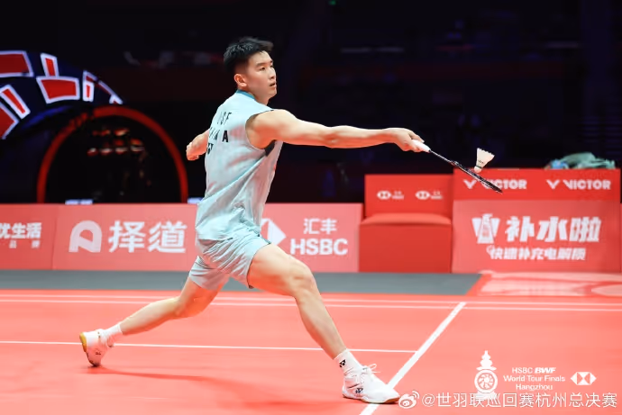 状态如何？石宇奇2-0轻取李诗沣集锦！ 2025世界羽联总决赛 男单小组赛视频