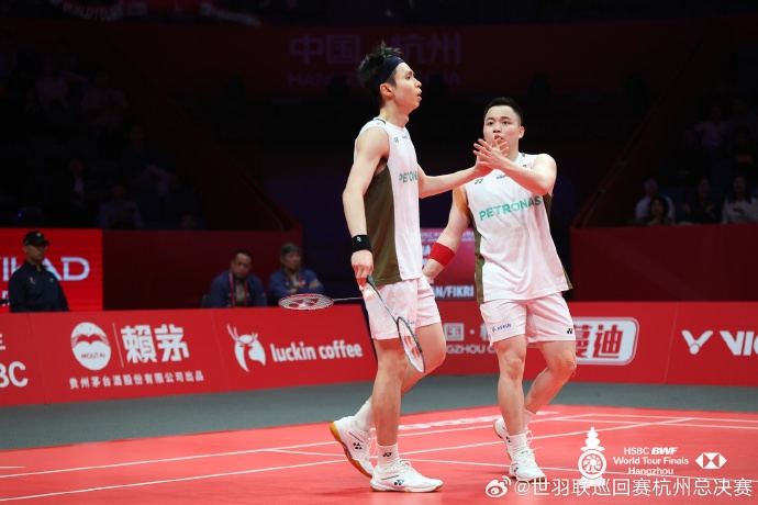 21-19惊险逆转！谢定峰/苏伟译2-1阿尔菲安/菲克里集锦 2025世界羽联总决赛 男双小组赛视频