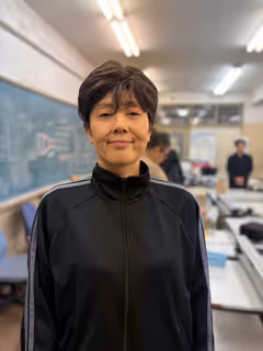 大堀彩扮演路人与球迷切磋羽毛球