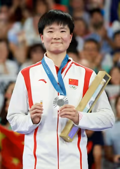 何冰娇获74万元自主择业安置费