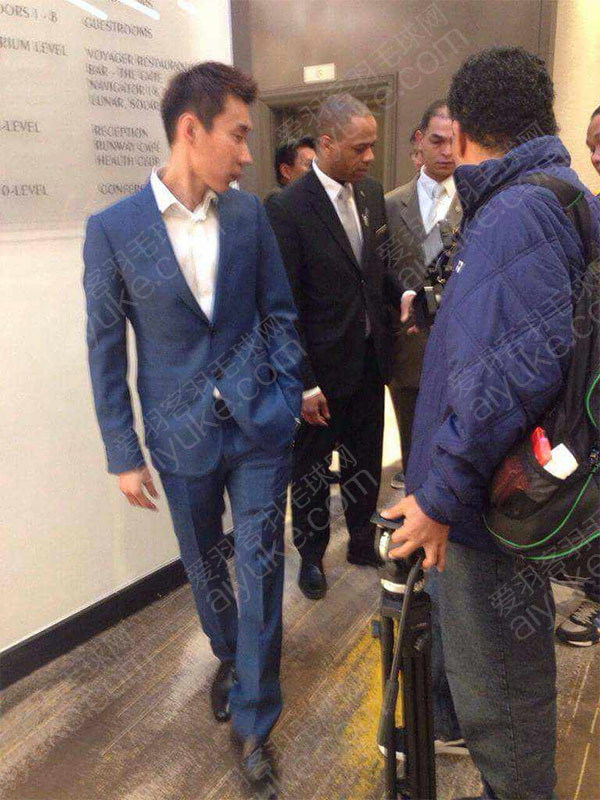 李宗伟西装笔挺出席听证会