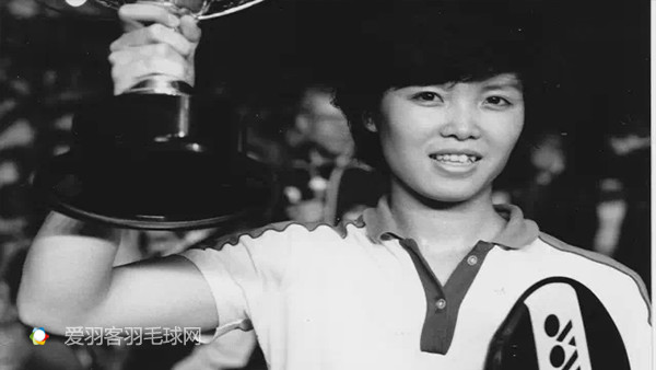 1982年全英赛中张爱玲拿到了女单比赛的冠军,而林瑛/吴迪西则在女