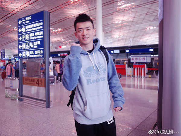 郑思维抵达吉隆坡,晒照自黑:地主家的傻儿子上线